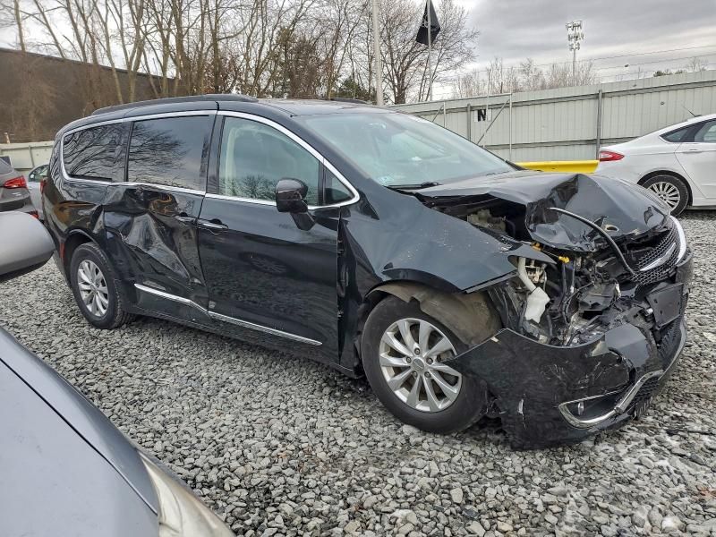 2017 Chrysler Pacifica Touring l