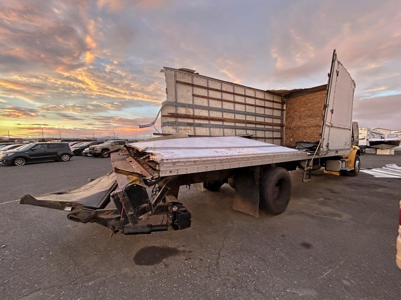 2006 Freightliner Business Class M2 BOX Truck