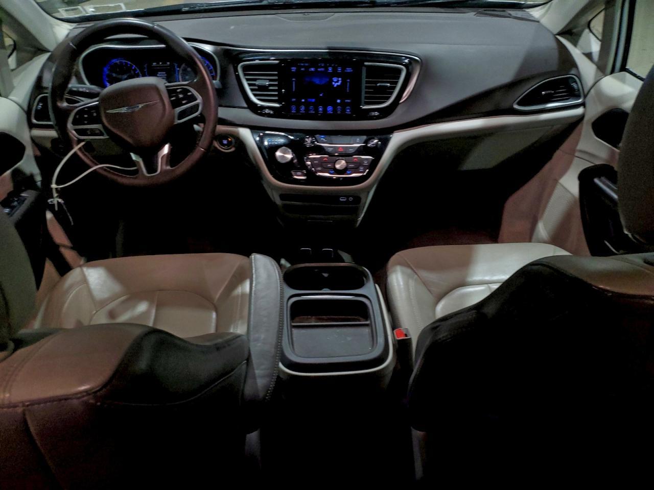 2017 Chrysler Pacifica Touring l