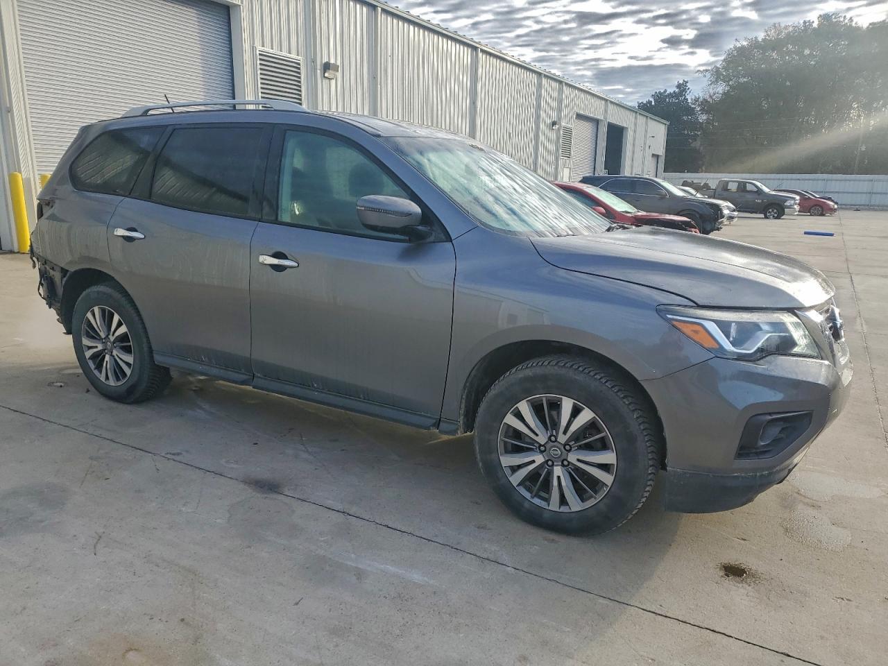 2018 Nissan Pathfinder s