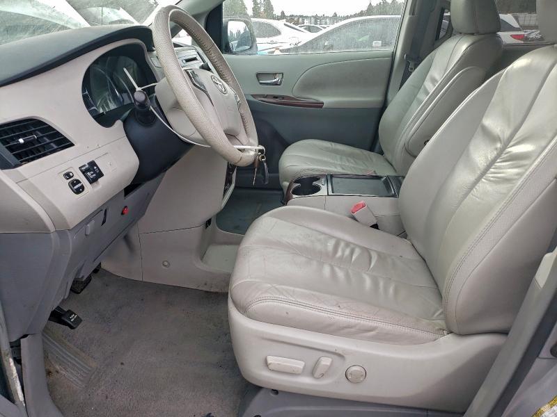 2011 Toyota Sienna xle 8-passenger