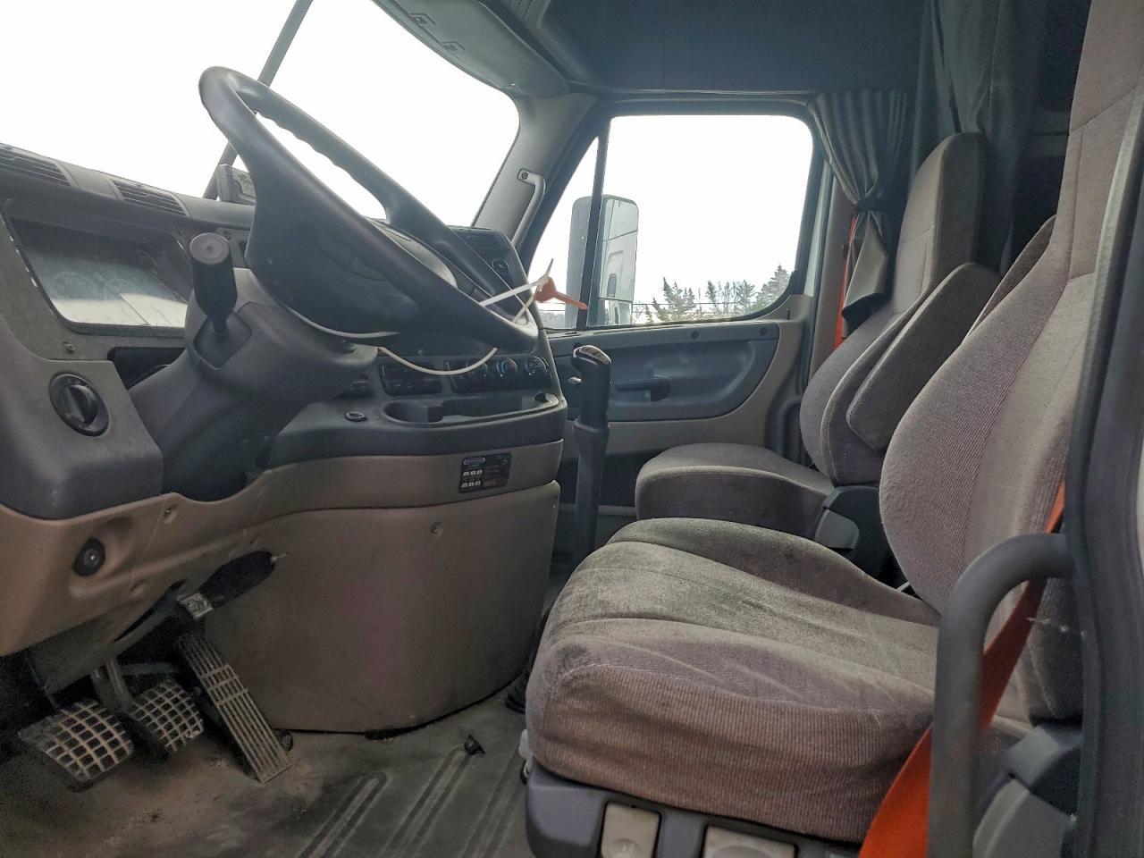 2015 Freightliner Cascadia Semi Truck
