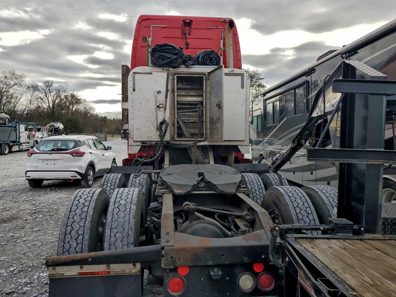 2001 Volvo VNL Semi Truck