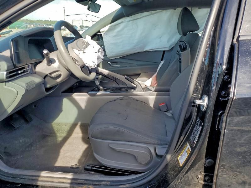 2025 Hyundai Elantra se