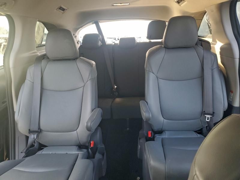 2021 Toyota Sienna xle
