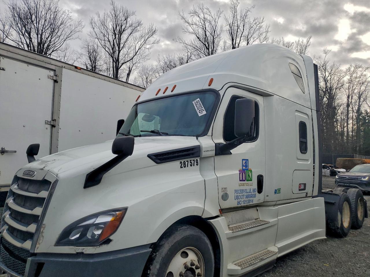 2019 Freigliner 2019 Freightliner Cascadia 126 Semi Truck