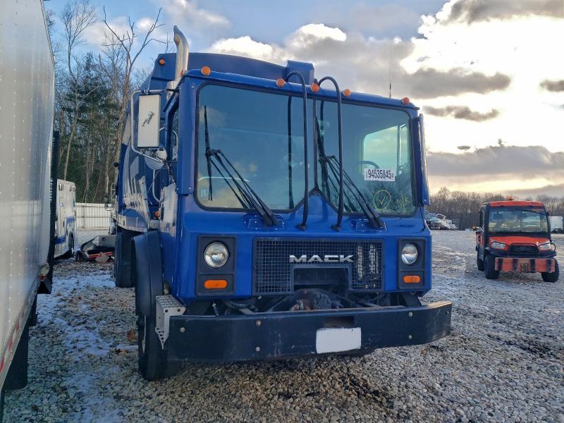 2005 Mack MR688S Refuse Truck