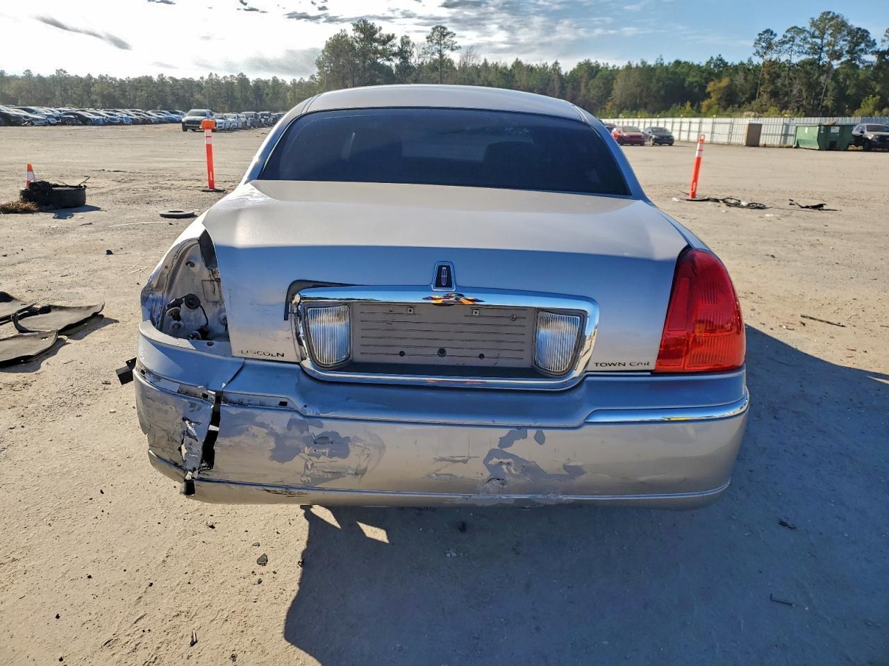 2011 Lincoln Town car Signature Limited