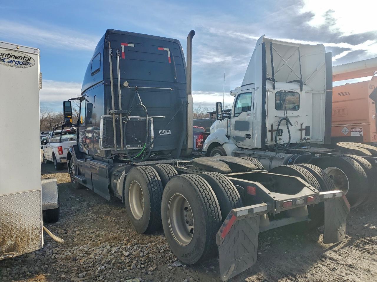 2014 Volvo VNL Semi Truck