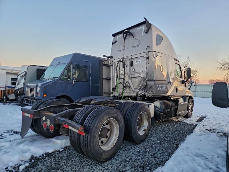2016 Freightliner Cascadia 125 Semi Truck