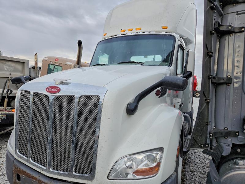 2017 Peterbilt 579 Semi Truck