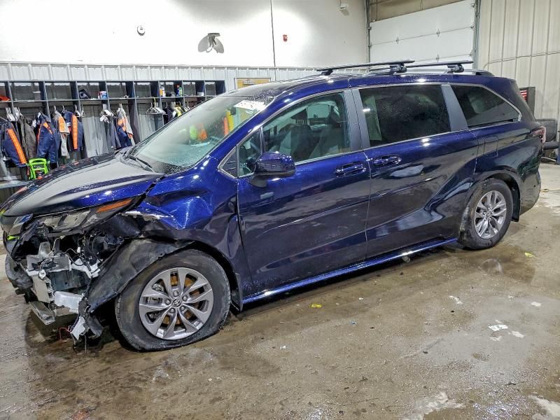 2025 Toyota Sienna le