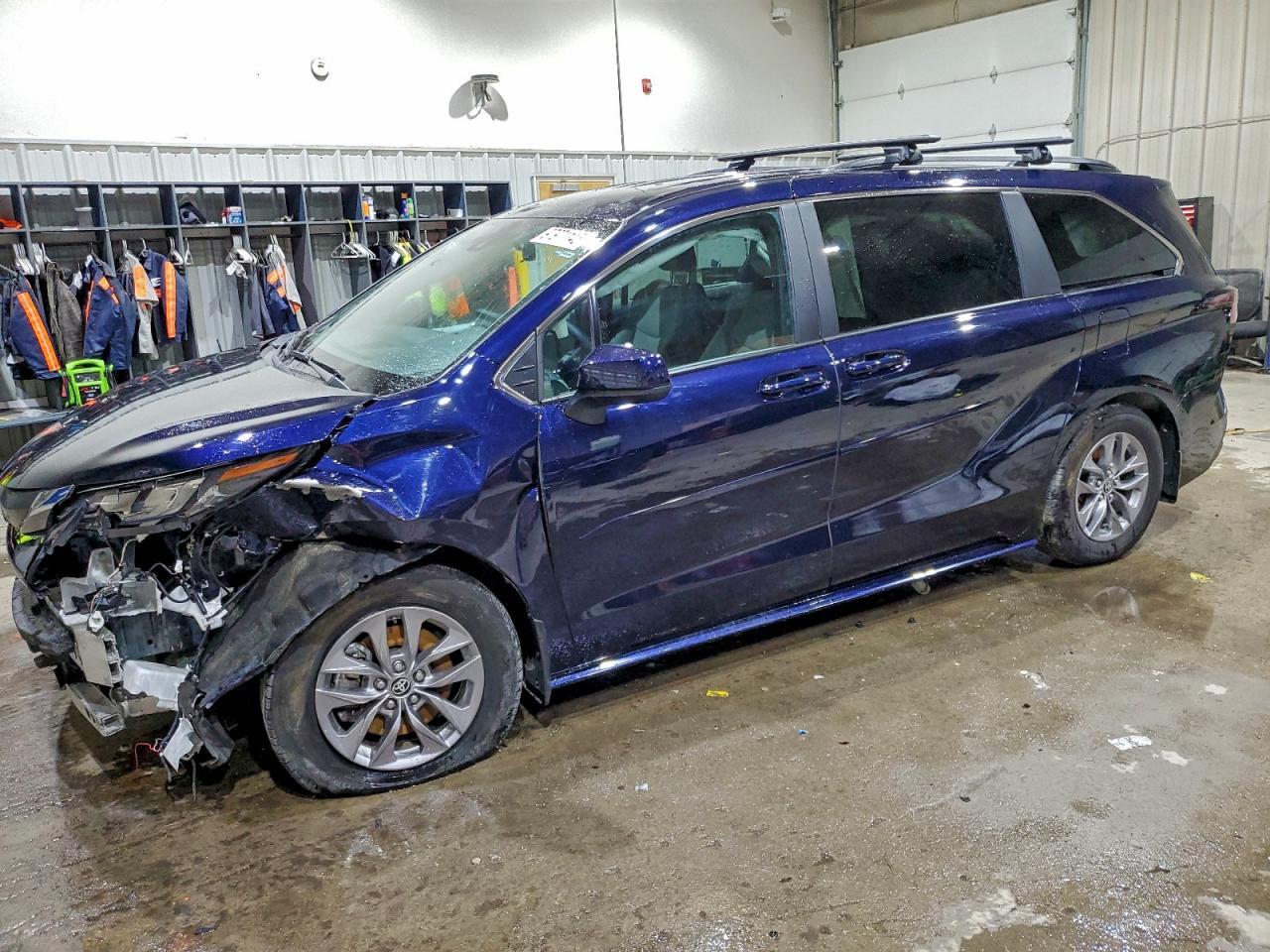 2025 Toyota Sienna le