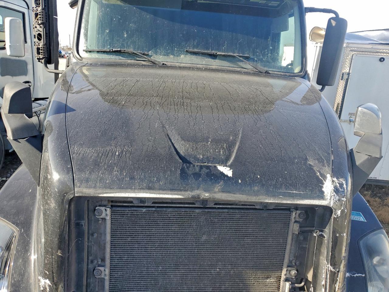 2014 Volvo VNL Semi Truck