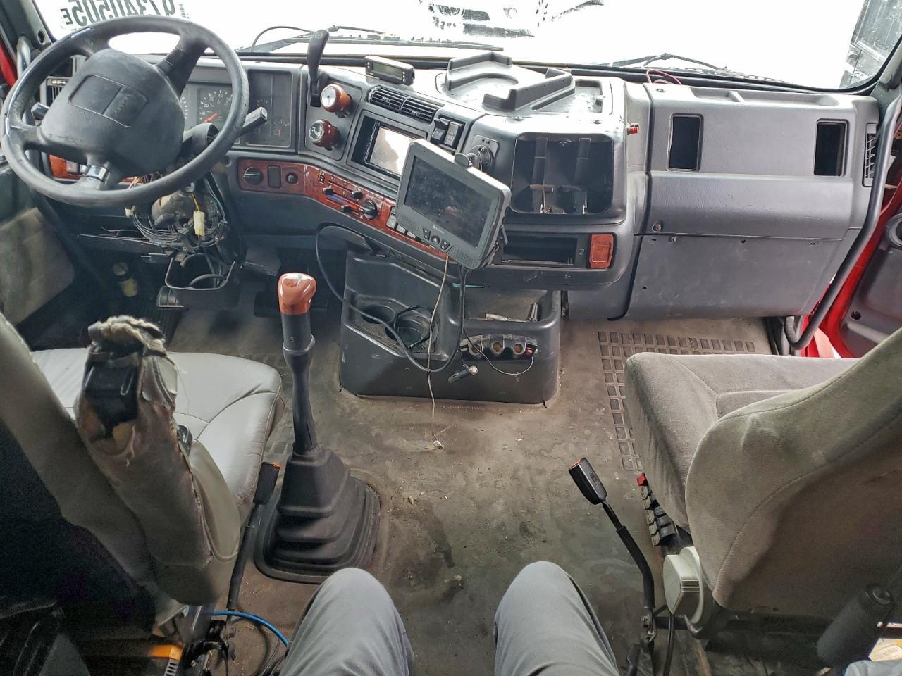 2001 Volvo VNL Semi Truck