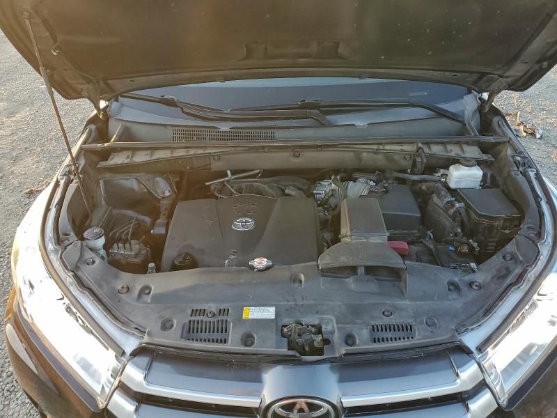 2019 Toyota Highlander se