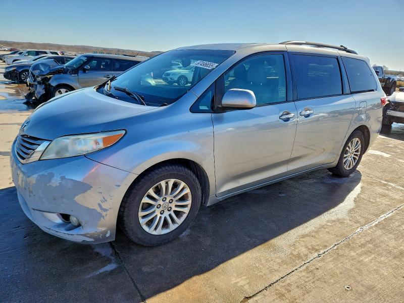 2016 Toyota Sienna xle 8-passenger