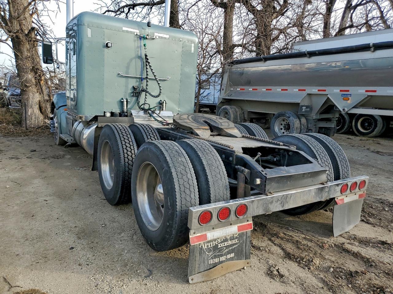 2010 Peterbilt 384 Semi Truck