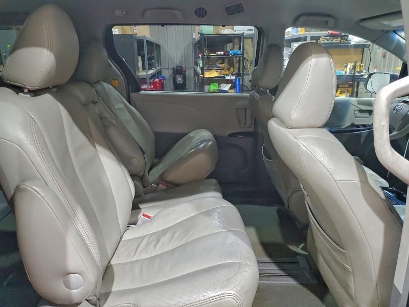 2013 Toyota Sienna le