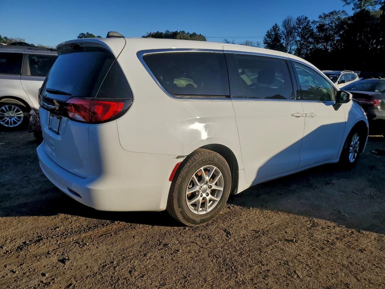 2022 Chrysler Voyager lx