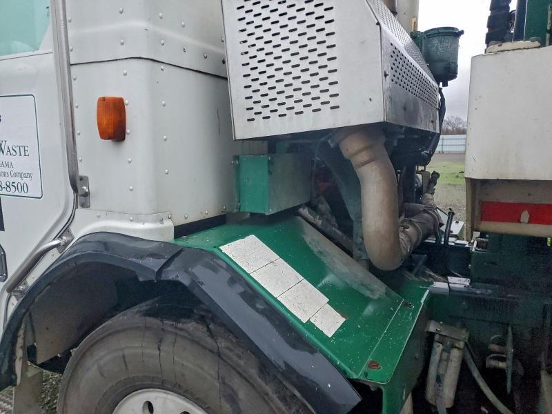 2009 Peterbilt Tractor 2009 Peterbilt 320 Refuse Truck