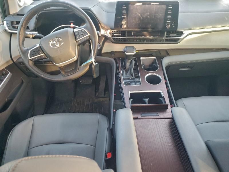 2021 Toyota Sienna xle