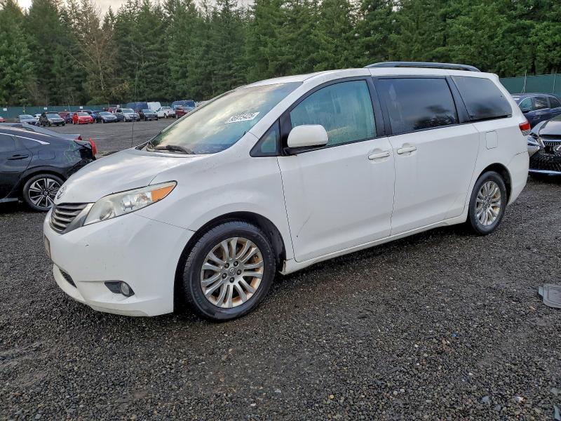 2012 Toyota Sienna se 8-passenger