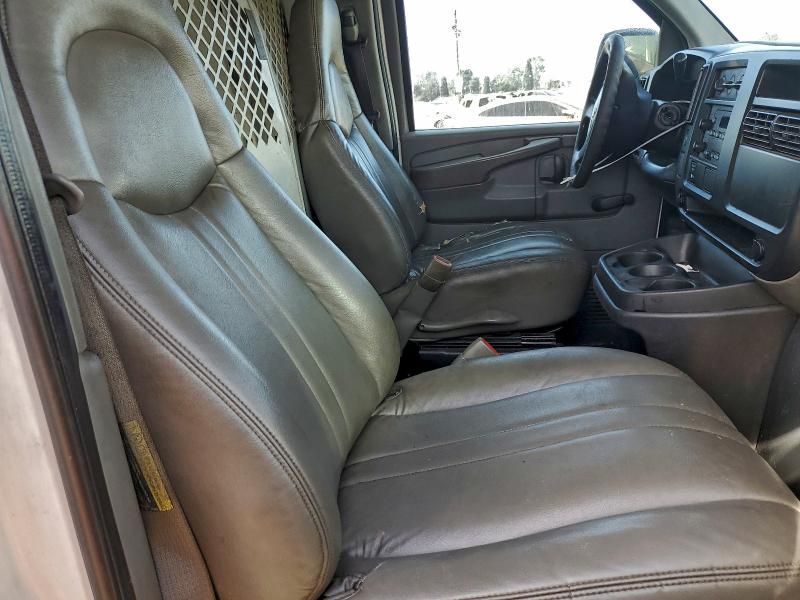 2005 GMC Savana CG Van 3500 4