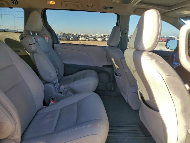 2017 Toyota Sienna xle Premium 8-passenger