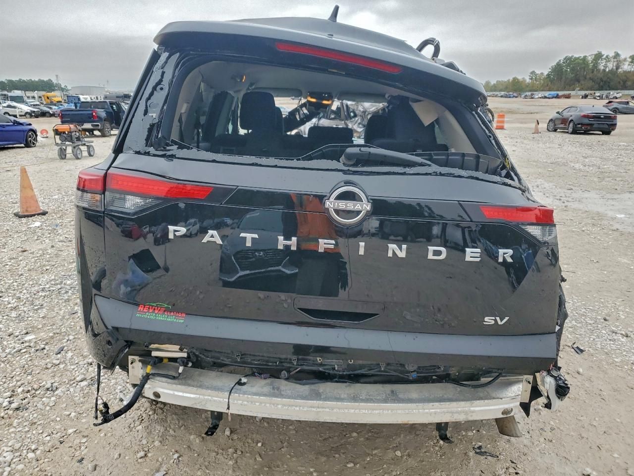 2024 Nissan Pathfinder sv