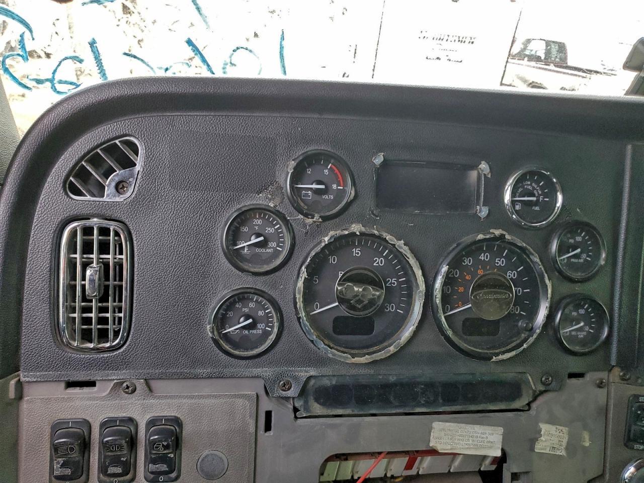 2010 Peterbilt 384 Semi Truck