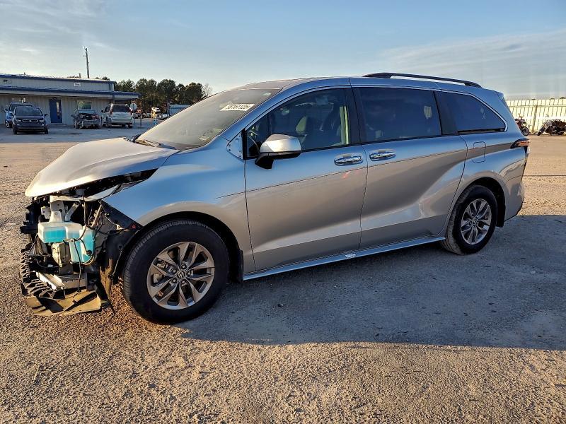 2025 Toyota Sienna xle