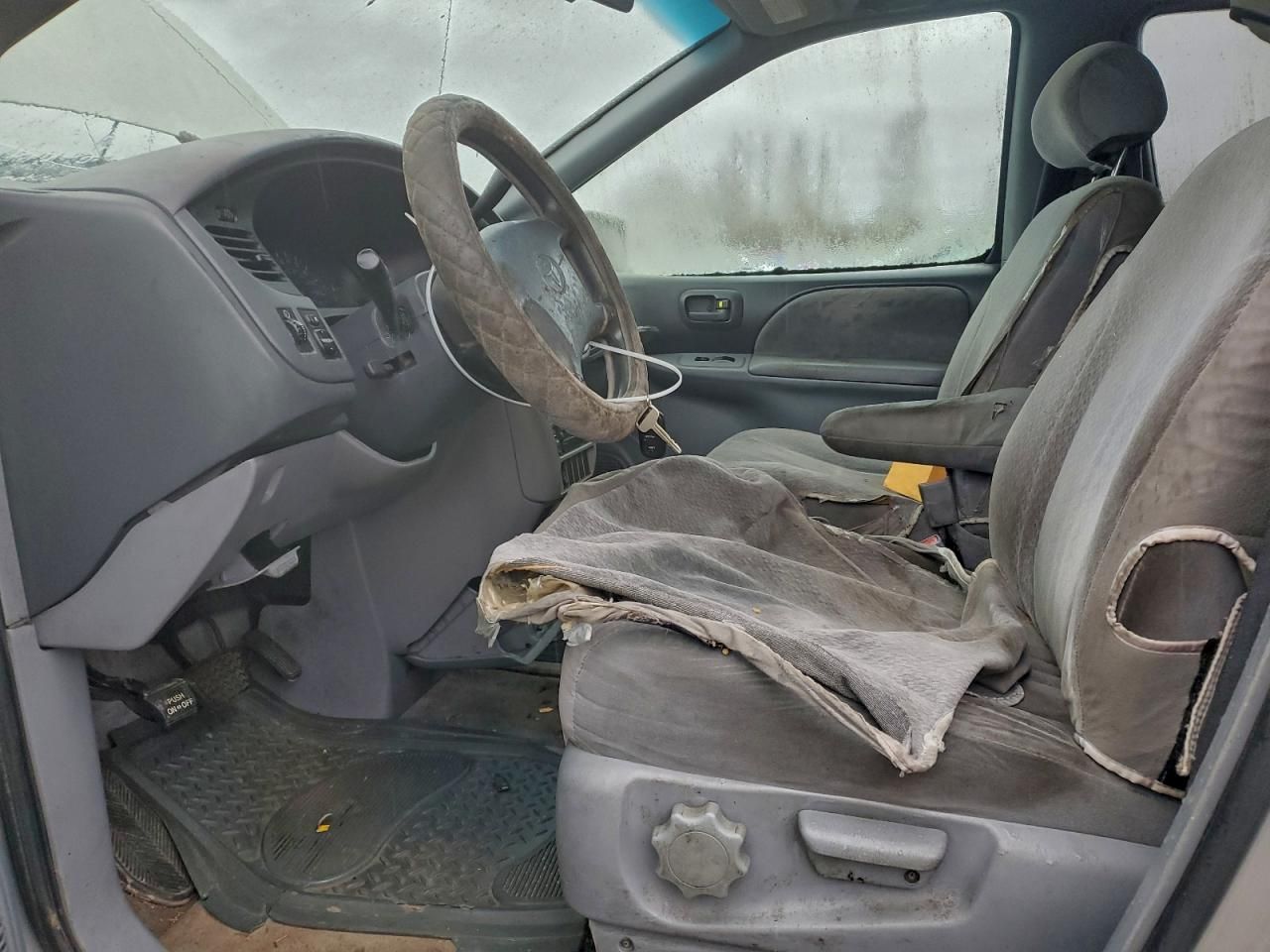 2003 Toyota Sienna le