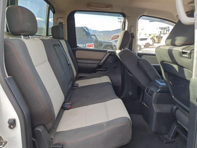 2010 Nissan Titan se