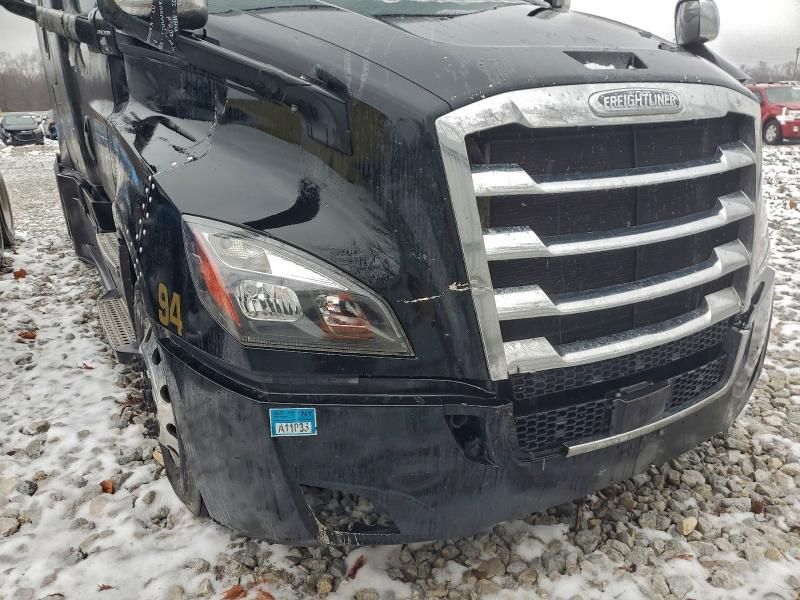 2018 Freightliner Cascadia 126 Semi Truck