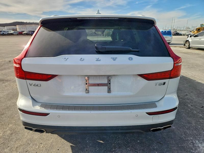 2021 Volvo V60 Cross Country T5 Momentum