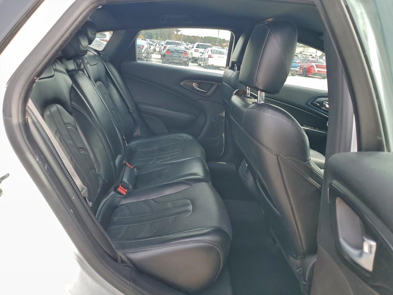 2016 Chrysler 200 s