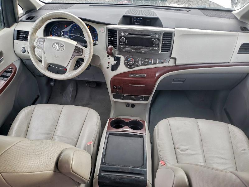 2011 Toyota Sienna xle 8-passenger
