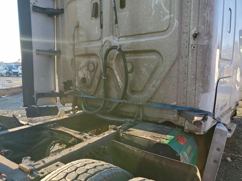 2018 Freightliner Cascadia 126 Semi Truck