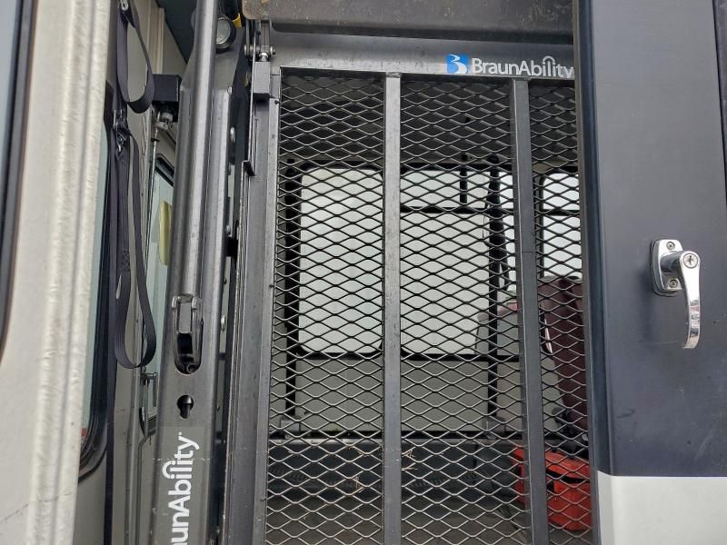 2018 Ford Econoline E450 Super Duty Cutaway Van