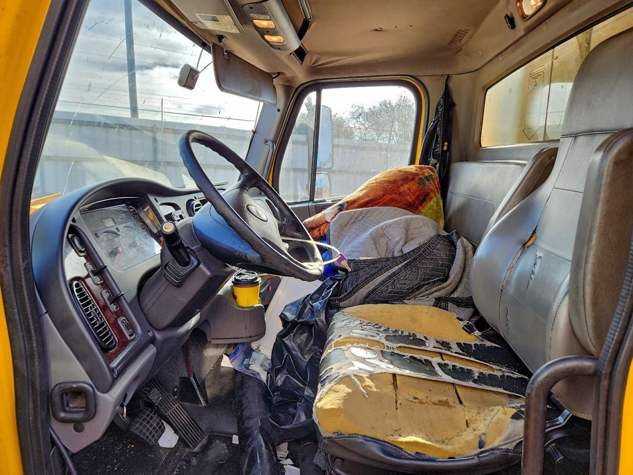 2015 Freightliner Business Class M2 BOX Truck
