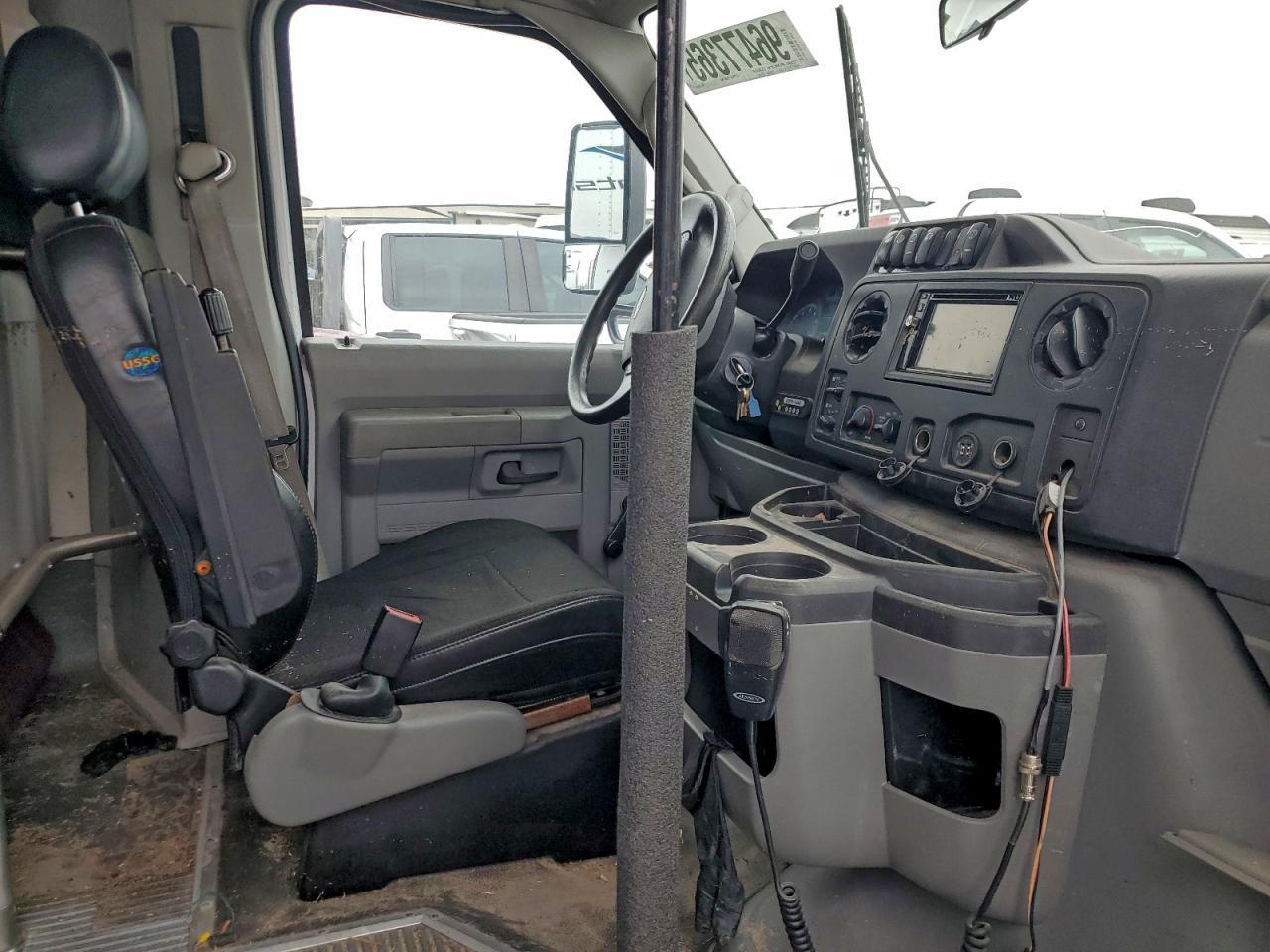 2018 Ford Econoline E450 Super Duty Cutaway Van