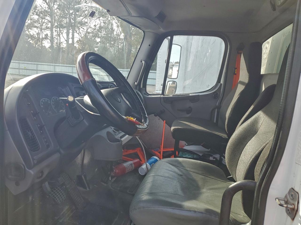 2015 Freightliner Business Class M2 BOX Truck