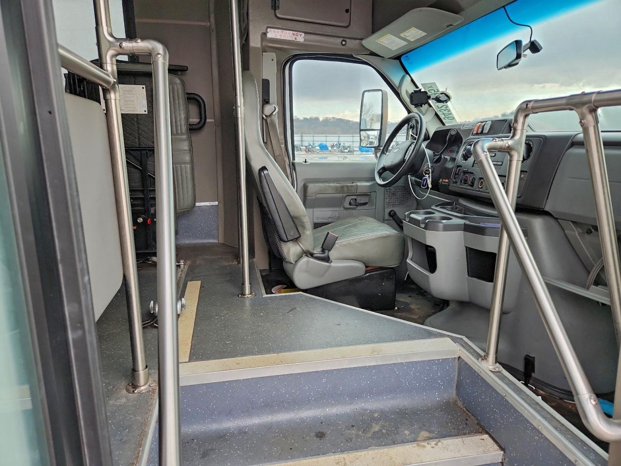2018 Ford Econoline E350 Super Duty Cutaway van