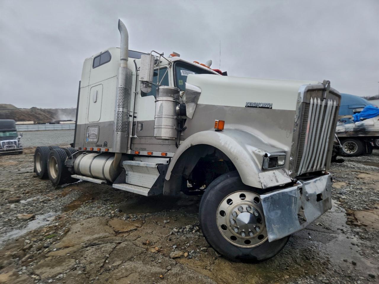 1999 Kenworth W900 Semi Truck