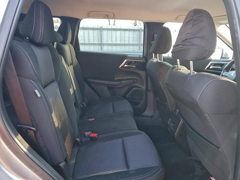 2022 Mitsubishi Outlander es