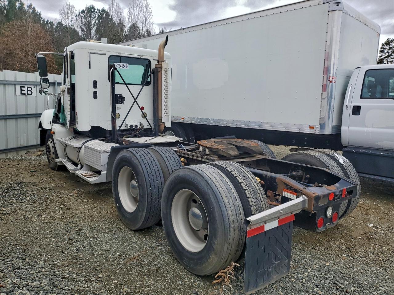 2005 Freigliner 2005 Freightliner Columbia 120 Semi Truck