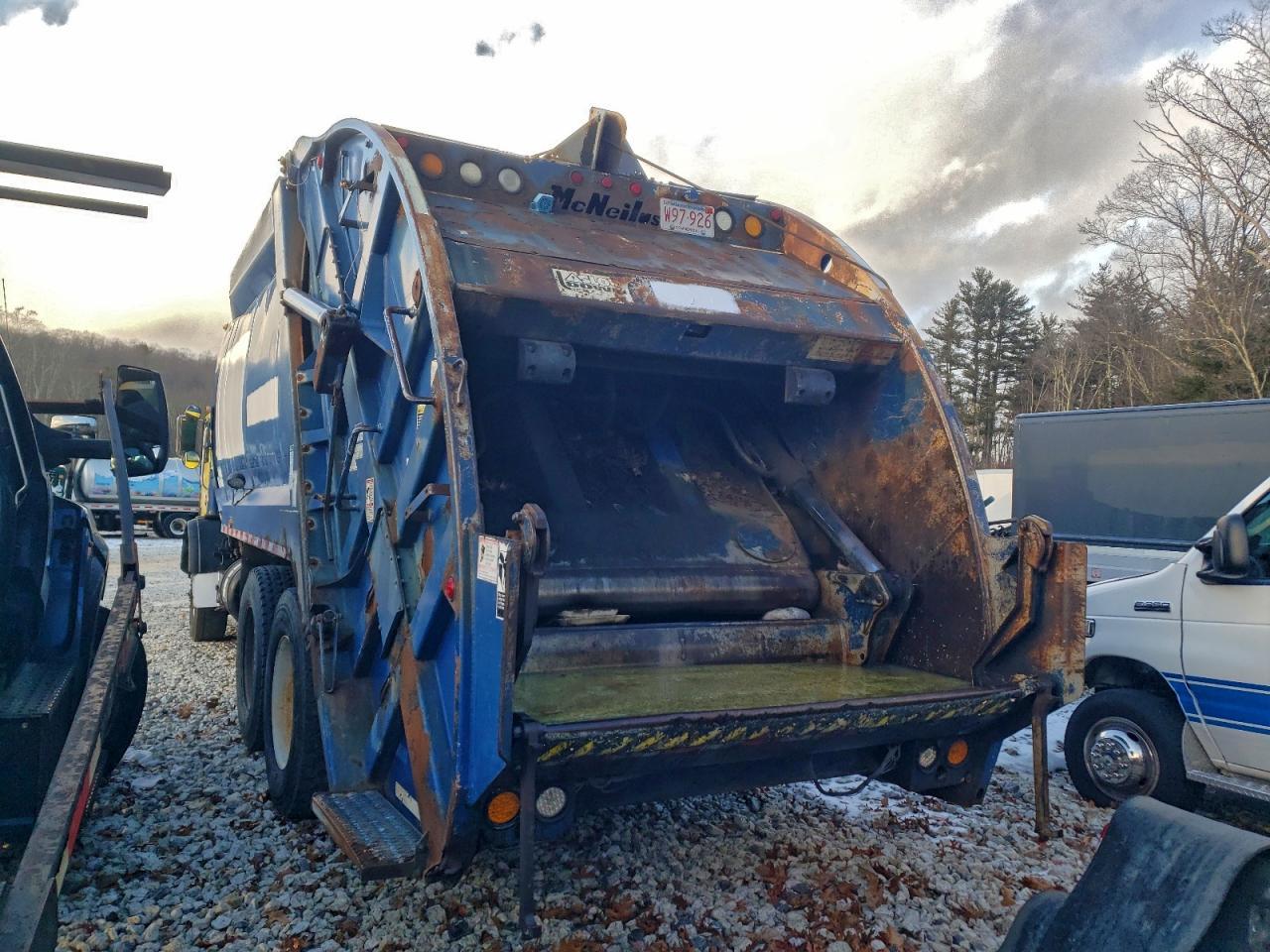 2005 Mack MR688S Refuse Truck