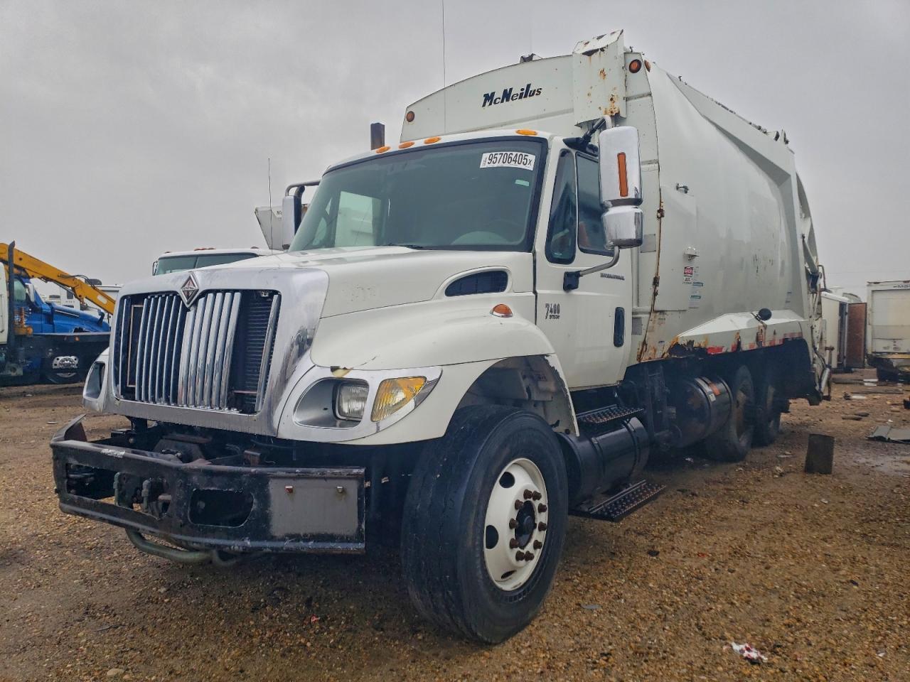 2004 International 7400 Refuse Truck