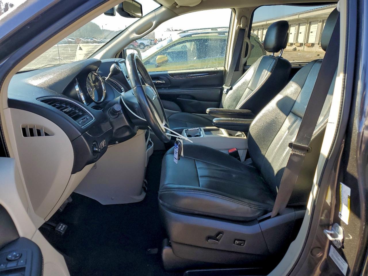 2016 Chrysler Town & Country Touring l